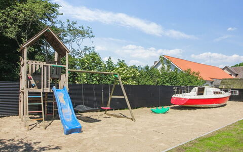 Grimi - 36Km from the Sea: Blauw, Struik, Verblijf, Groundcover, Tuin, Landgoed, Schaduw, Landscaping, Boerderij, Eco Hotel