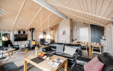 Ljuba - 40Km from the Sea: Hout, Plafond, Huis, Interieur Ontwerp, Meubilair, Woonkamer, Verblijf, Hardwood, Blokhut, Stoel