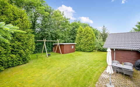 Ljuba - 40Km from the Sea: Tuin, Verblijf, Gazon, Werf, Backyard, Landscaping, Schaduw, Landgoed, Boerderij, Garden Gebouwen