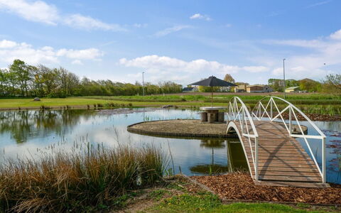 Jolanda: Blauw, Struik, Verblijf, Groundcover, Tuin, Landgoed, Schaduw, Landscaping, Boerderij, Eco Hotel