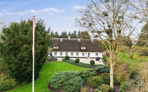 Jolanda: Blauw, Struik, Verblijf, Groundcover, Tuin, Landgoed, Schaduw, Landscaping, Boerderij, Eco Hotel