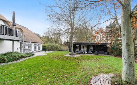 Jolanda: Blauw, Struik, Verblijf, Groundcover, Tuin, Landgoed, Schaduw, Landscaping, Boerderij, Eco Hotel