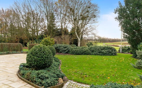 Jolanda: Blauw, Struik, Verblijf, Groundcover, Tuin, Landgoed, Schaduw, Landscaping, Boerderij, Eco Hotel