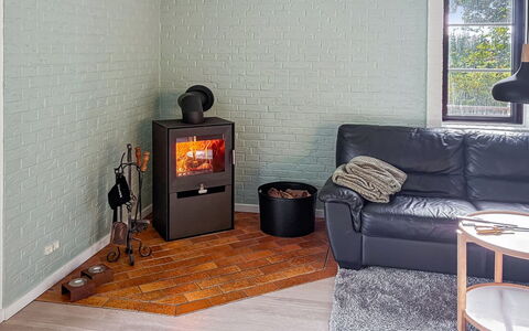 Aave - 5Km from the Sea: Flooring, Verdieping, Beits, Kamerplant, Lade, Hardwood, Bloempot, Houten Vloer, Cabinetry, Woonkamer