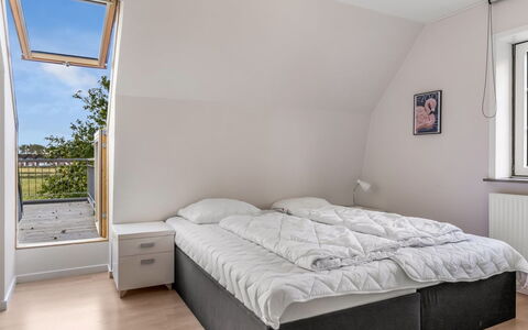Aave - 5Km from the Sea: Hout, Flooring, Slaapkamer, Interieur Ontwerp, Verdieping, Bed, Meubilair, Houten Vloer, Plafond, Huis