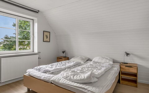 Aave - 5Km from the Sea: Slaapkamer, Bed, Hout, Flooring, Verdieping, Plafond, Interieur Ontwerp, Laken, Bedding, Bed Frame