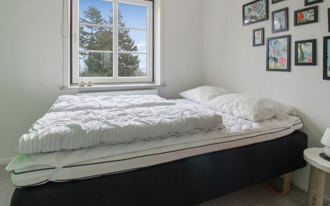Aave - 5Km from the Sea: Slaapkamer, Bed, Laken, Bedding, Verdieping, Bed Frame, Linens, Matras, Hardwood, Houten Vloer