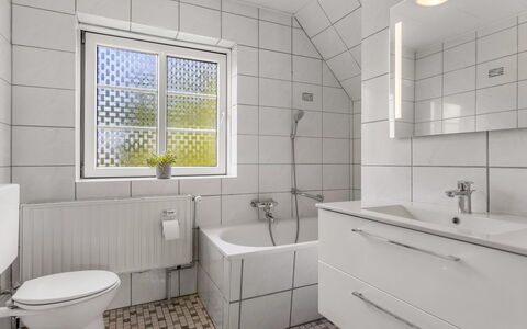 Aave - 5Km from the Sea: Badkamer, Loodgieterswerkinrichting, Flooring, Wastafel, Verdieping, Interieur Ontwerp, Toilet, Wastafel In De Badkamer, Kraan, Tegel