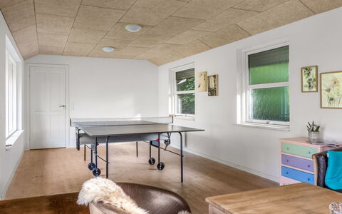 Aave - 5Km from the Sea: Plafond, Interieur Ontwerp, Flooring, Hout, Verdieping, Lichte Inrichting, Verlichting, Meubilair, Kamer, Beits