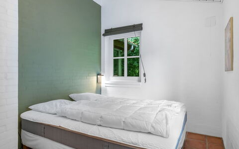 Tabetha - 24Km from the Sea: Slaapkamer, Bed, Verdieping, Flooring, Interieur Ontwerp, Meubilair, Laken, Bedding, Plafond, Bed Frame