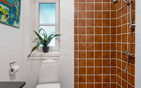 Tabetha - 24Km from the Sea: Muur, Badkamer, Loodgieterswerkinrichting, Flooring, Verdieping, Interieur Ontwerp, Loodgieter, Wc Bril, Tegel, Toilet