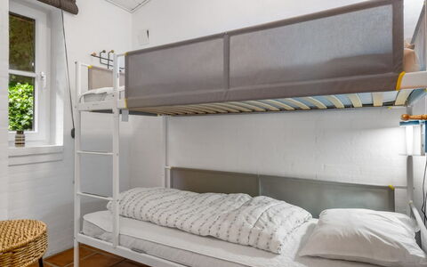 Tabetha - 24Km from the Sea: Stapelbed, Bed, Slaapkamer, Meubilair, Bedding, Interieur Ontwerp, Laken, Verdieping, Bed Frame, Herberg