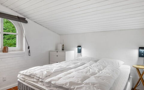 Tabetha - 24Km from the Sea: Slaapkamer, Bed, Hout, Interieur Ontwerp, Plafond, Laken, Bedding, Linens, Verdieping, Flooring