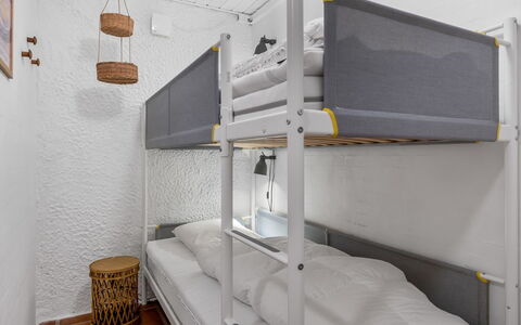 Tabetha - 24Km from the Sea: Stapelbed, Slaapkamer, Interieur Ontwerp, Bed, Bedding, Bed Frame, Laken, Plafond, Slaapzaal, Herberg