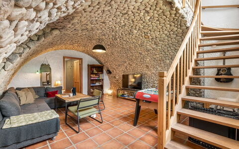 Tabetha - 24Km from the Sea: Muur, Meubilair, Interieur Ontwerp, Plafond, Flooring, Stoel, Stenen Muur, Kamer, Zolder, Woonkamer