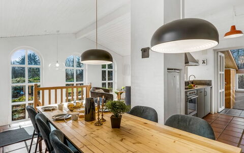 Tabetha - 24Km from the Sea: Meubilair, Buitenmeubels, Tableware, Tafel, Drinkware, Stoel, Buitentafel, Voedsel, Fles