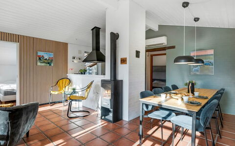Tabetha - 24Km from the Sea: Meubilair, Buitenmeubels, Tableware, Tafel, Drinkware, Stoel, Buitentafel, Voedsel, Fles