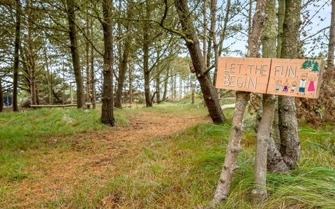 Thomine - 1.5Km from the Sea: Meubilair, Buitenmeubels, Tableware, Tafel, Drinkware, Stoel, Buitentafel, Voedsel, Fles