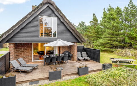 Thomine - 1.5Km from the Sea: Meubilair, Buitenmeubels, Tableware, Tafel, Drinkware, Stoel, Buitentafel, Voedsel, Fles