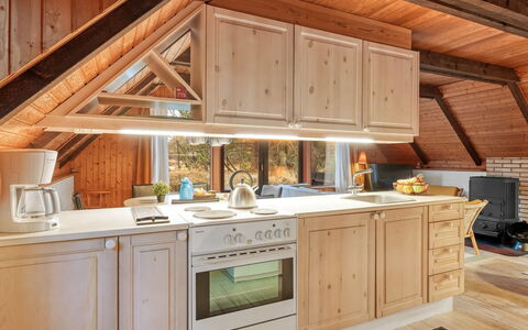 Erhardt - 2Km from the Sea: Keuken, Hout, Flooring, Interieur Ontwerp, Plafond, Meubilair, Cabinetry, Countertop, Verdieping, Toestel Van De Keuken