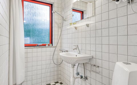 Erhardt - 2Km from the Sea: Muur, Loodgieterswerkinrichting, Loodgieter, Flooring, Verdieping, Badkamer, Samengesteld Materiaal, Tegel, Plafond, Kraan