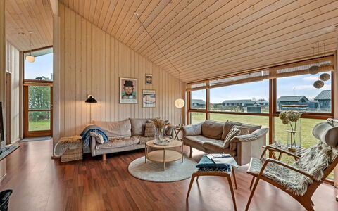 Tamara - 800M to the Fjord: Meubilair, Buitenmeubels, Tableware, Tafel, Drinkware, Stoel, Buitentafel, Voedsel, Fles