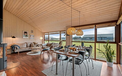 Tamara - 800M to the Fjord: Meubilair, Buitenmeubels, Tableware, Tafel, Drinkware, Stoel, Buitentafel, Voedsel, Fles