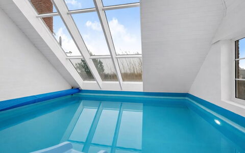 Eweline - 700M from the Sea: Verdieping, Plafond, Flooring, Samengesteld Materiaal, Zwembad, Zolder, Daylighting, Glas, Ontwerp
