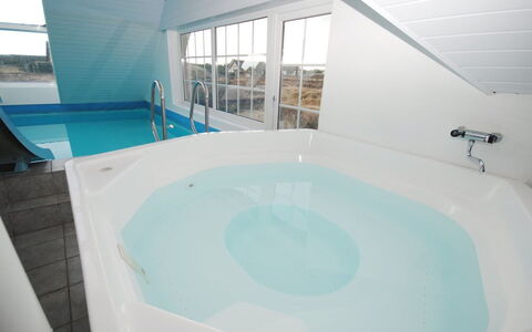 Eweline - 700M from the Sea: Verdieping, Flooring, Interieur Ontwerp, Plafond, Ontwerp, Hotel, Daylighting, Toevlucht, Zwembad