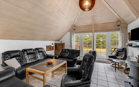 Eweline - 700M from the Sea: Interieur Ontwerp, Hout, Meubilair, Plafond, Bankstel, Flooring, Woonkamer, Verdieping, Huis, Kamer