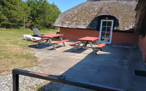 Eweline - 700M from the Sea: Thatching, Dak, Verblijf, Buitenmeubels, Schaduw, Hut, Buitentafel, Picknicktafel, Openluchtbank