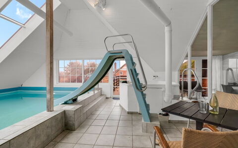 Eweline - 700M from the Sea: Plafond, Flooring, Verdieping, Appartement, Zwembad, Daylighting, Zolder, Toevlucht, Ontwerp, Penthouse