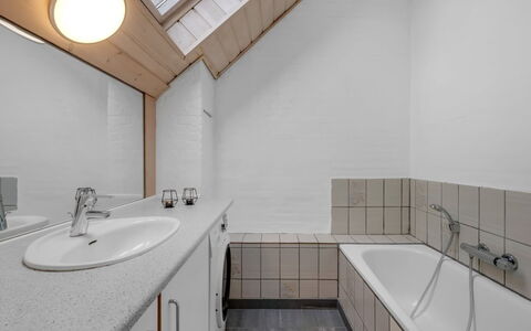 Eweline - 700M from the Sea: Loodgieterswerkinrichting, Flooring, Muur, Wastafel, Badkamer, Interieur Ontwerp, Verdieping, Plafond, Kraan, Wastafel In De Badkamer