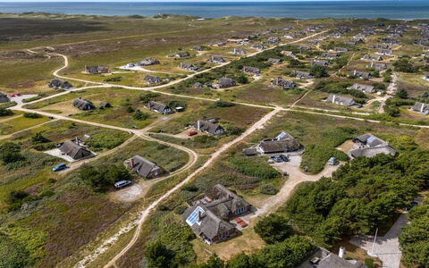 Eweline - 700M from the Sea: Landschap, Vogelperspectief, Luchtfotografie, Dorp, Dicht Struikgewas, Baai