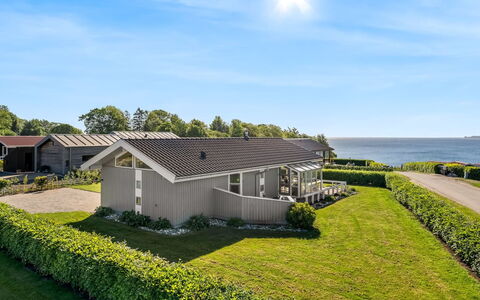 Lien - 100M from the Sea: Woongebied, Huis, Dak, Huis, Land Lot, Groundcover, Landgoed, Verblijf, Landscaping, Tuin
