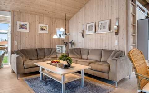 Lien - 100M from the Sea: Hout, Meubilair, Interieur Ontwerp, Plafond, Verdieping, Flooring, Kamer, Huis, Woonkamer, Bankstel