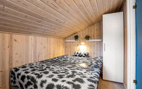 Lien - 100M from the Sea: Hout, Interieur Ontwerp, Slaapkamer, Plafond, Verdieping, Flooring, Meubilair, Bed, Kamer, Linens