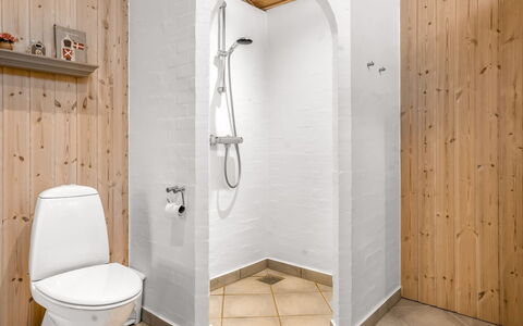Lien - 100M from the Sea: Flooring, Hout, Loodgieterswerkinrichting, Verdieping, Interieur Ontwerp, Badkamer, Loodgieter, Kamer, Toilet, Tegel