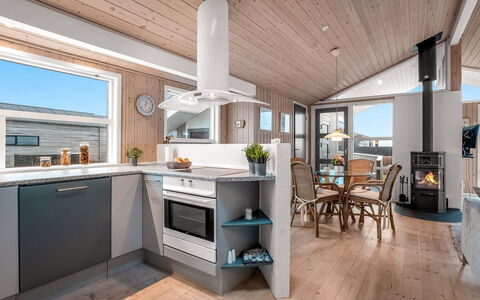 Lien - 100M from the Sea: Hout, Huis, Meubilair, Verdieping, Plafond, Huishoudapparatuur, Keuken, Hardwood, Beits, Lichte Inrichting