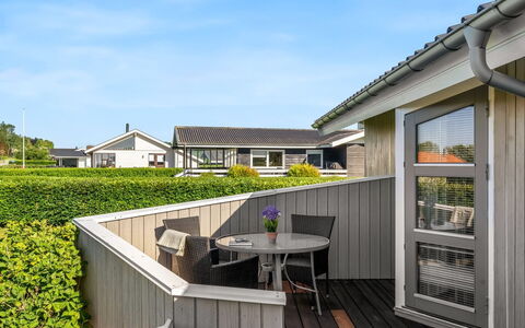 Lien - 100M from the Sea: Hout, Architectuur, Huis, Siding, Deur, Veranda, Verblijf, Tuin, Hardwood, Beits