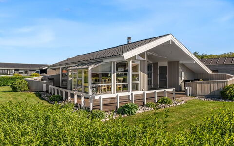 Lien - 100M from the Sea: Huis, Architectuur, Woongebied, Dak, Huis, Landgoed, Veranda, Groundcover, Verblijf, Schaduw