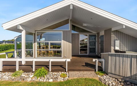 Lien - 100M from the Sea: Architectuur, Huis, Dak, Deur, Siding, Verblijf, Landgoed, Schaduw, Veranda, Oprit