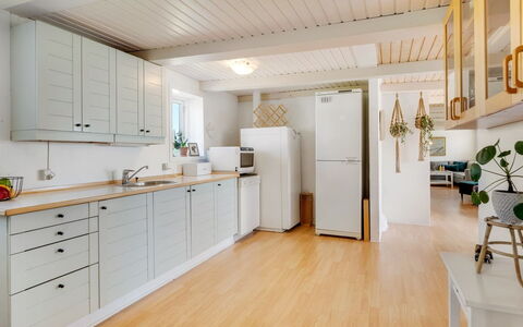 Jorek - 700M from the Sea: Keuken, Toestel Van De Keuken, Flooring, Countertop, Interieur Ontwerp, Major Appliance, Meubilair, Hout, Cabinetry, Plafond