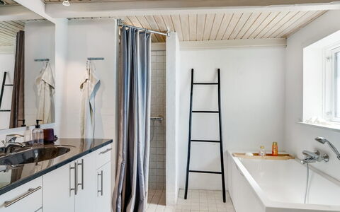 Jorek - 700M from the Sea: Muur, Flooring, Interieur Ontwerp, Loodgieterswerkinrichting, Verdieping, Plafond, Loodgieter, Badkamer, Kraan, Kamer