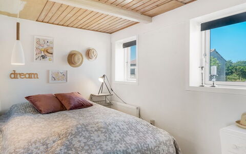 Jorek - 700M from the Sea: Interieur Ontwerp, Slaapkamer, Bed, Muur, Meubilair, Hout, Plafond, Flooring, Verdieping, Laken