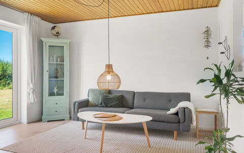 Jorek - 700M from the Sea: Meubilair, Flooring, Hout, Interieur Ontwerp, Verdieping, Tafel, Houten Vloer, Woonkamer, Huis, Verlichting