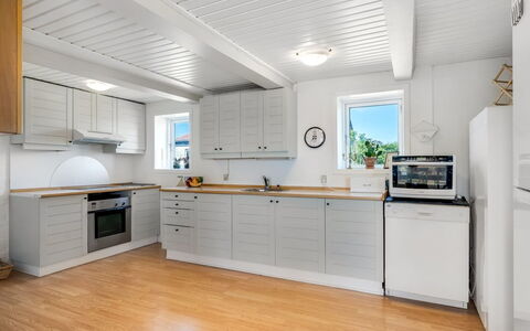 Jorek - 700M from the Sea: Keuken, Hout, Flooring, Countertop, Major Appliance, Toestel Van De Keuken, Cabinetry, Interieur Ontwerp, Plafond, Verdieping