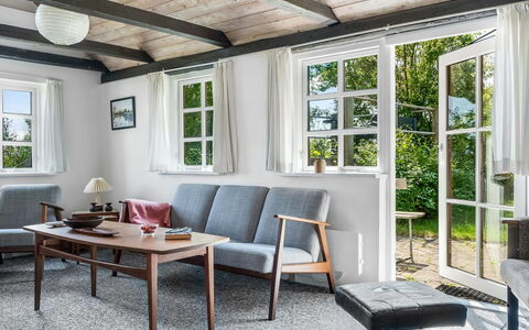 Vilvi - 250M to the Fjord: Meubilair, Hout, Interieur Ontwerp, Flooring, Stoel, Tafel, Huis, Verdieping, Keuken En Eettafel, Woonkamer