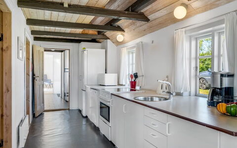 Vilvi - 250M to the Fjord: Hout, Keuken, Flooring, Plafond, Countertop, Interieur Ontwerp, Verdieping, Meubilair, Huis, Deur