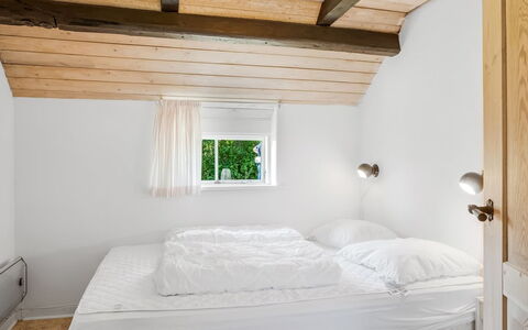 Vilvi - 250M to the Fjord: Muur, Slaapkamer, Bed, Hout, Plafond, Interieur Ontwerp, Bedding, Laken, Verdieping, Meubilair
